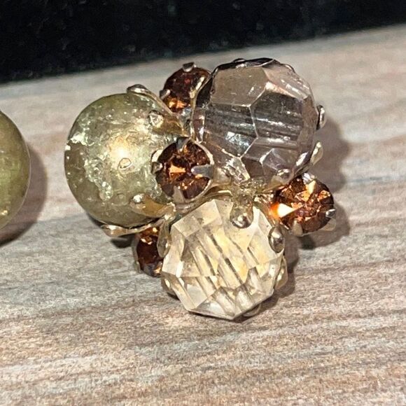Vogue Cluster Stone Bead Clip Earrings 1” Gold Tone Crystal - Picture 2 of 6